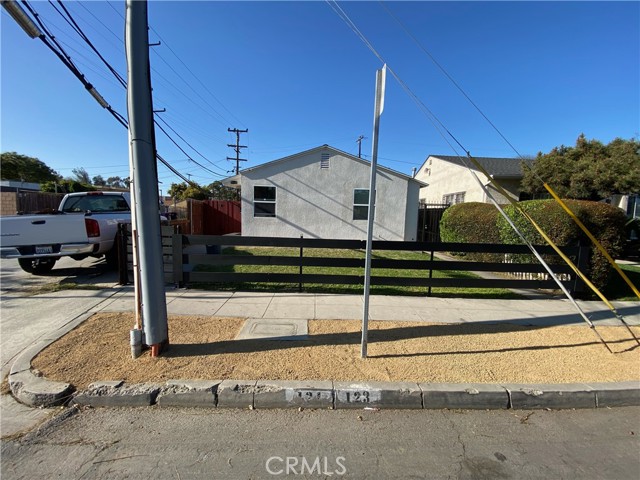 121 E Bort Street, Long Beach CA: https://media.crmls.org/medias/5c3e5efa-e6e4-4021-ac6f-67eebf9328b9.jpg