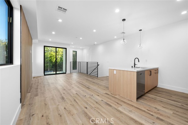 Detail Gallery Image 3 of 14 For 14525 Weddington St, Sherman Oaks,  CA 91411 - 4 Beds | 4/1 Baths