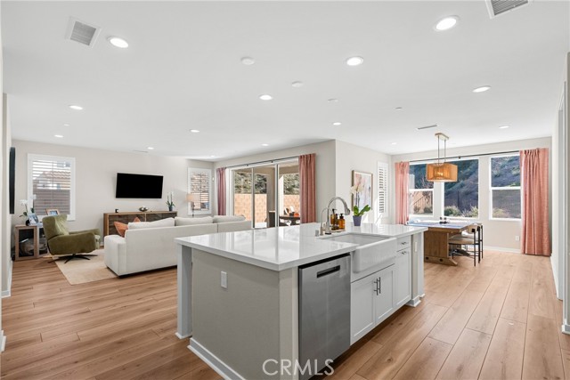 Detail Gallery Image 5 of 56 For 28332 Clarion, Canyon Country,  CA 91350 - 5 Beds | 4/1 Baths