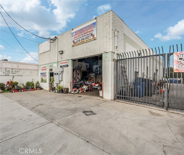 7528 Deering Avenue photo 3