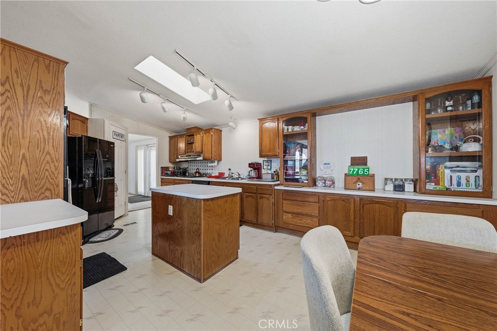 https://media.crmls.org/medias/5c47259c-58e4-47e0-a2be-8f2aaa967232.jpg?preset=X-Large