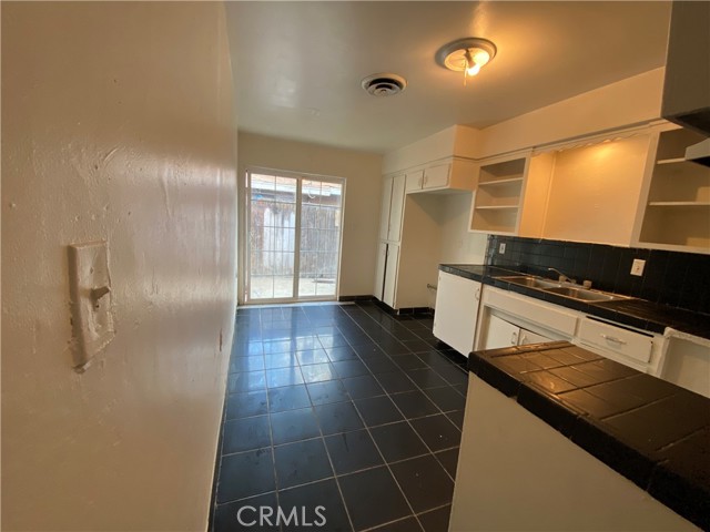 1108 Monterey Street, Bakersfield CA: https://media.crmls.org/medias/5c53b4b6-3c38-4e36-b275-3ca216f0133f.jpg