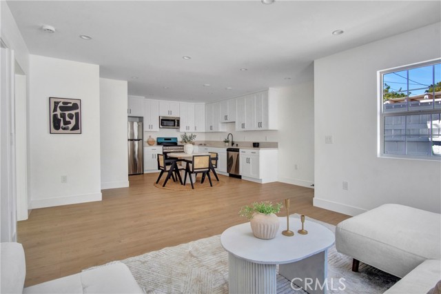 Detail Gallery Image 25 of 34 For 18406 Jovan St, Tarzana,  CA 91335 - 5 Beds | 4 Baths