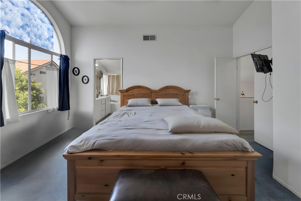 https://media.crmls.org/medias/5c543027-26cf-4b9a-ab61-02d89316892b.jpg?preset=X-Large