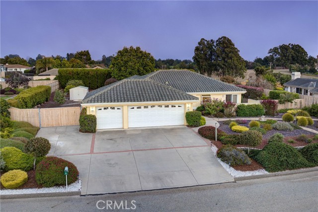 585 Red Tail Meadow Lane, Arroyo Grande CA: https://media.crmls.org/medias/5c549aef-abd4-4144-86b7-6f4c4ec99d77.jpg