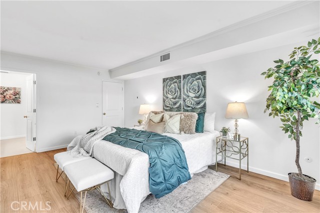 330 W California Boulevard, Pasadena CA: https://media.crmls.org/medias/5c575a13-8ebe-4c94-a35d-eb9c9c4d9ba6.jpg