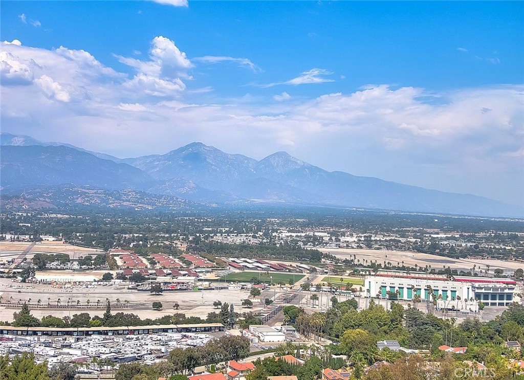 https://media.crmls.org/medias/5c584e82-179c-4d33-9314-9b157643e2c9.jpg?preset=X-Large