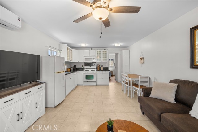 1820 N Avon Street, Burbank CA: https://media.crmls.org/medias/5c5c5a4e-111f-44dc-97e4-0dfab889e331.jpg
