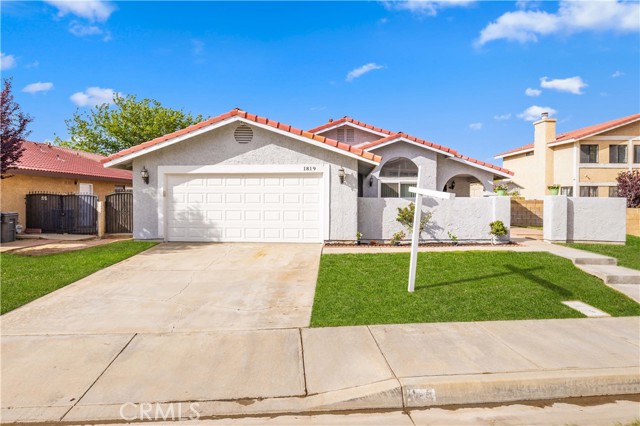 Detail Gallery Image 1 of 26 For 1819 Acosta Ave, Lancaster,  CA 93535 - 3 Beds | 2 Baths