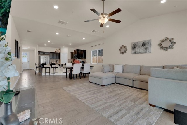 2454 W Mallard Lane, Hanford CA: https://media.crmls.org/medias/5c5f7a02-f8d1-48ef-9754-3c2cb1d7a76f.jpg