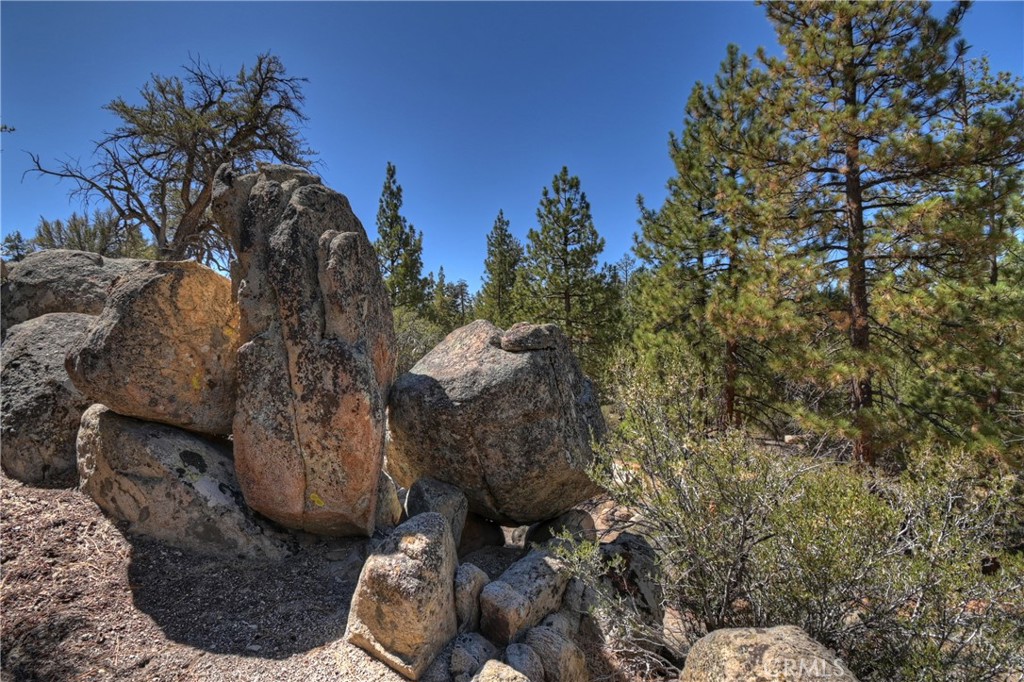 https://media.crmls.org/medias/5c620799-d120-411b-b9fb-42e3bab9686c.jpg?preset=X-Large