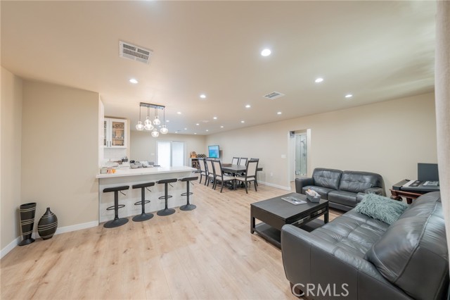 9720 Hayvenhurst photo 13
