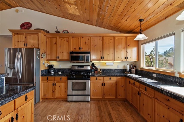 Detail Gallery Image 17 of 75 For 42545 Pegasus, Big Bear Lake,  CA 92315 - 5 Beds | 4 Baths