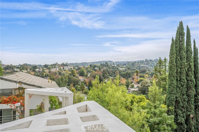 5220 Medina Road, Woodland Hills CA: https://media.crmls.org/medias/5c64a5b6-8bfb-4ac1-bfe4-04e2ebe77da8.jpg