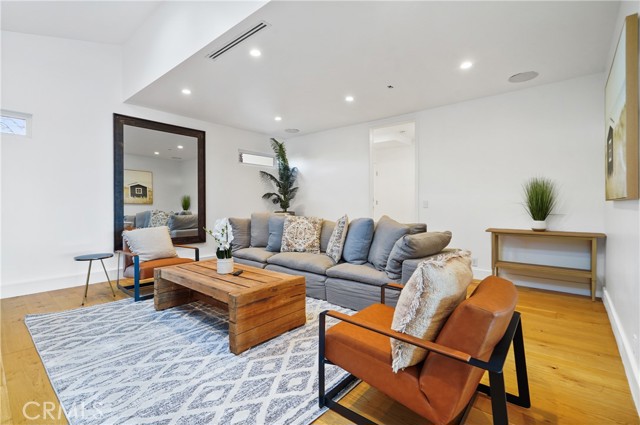 11308 Dona Teresa Dr, Studio City CA: https://media.crmls.org/medias/5c653415-ff3e-44de-b73b-a5384f8748c8.jpg