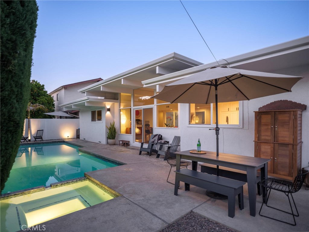 https://media.crmls.org/medias/5c660428-66f4-4546-8b14-e3107da5a640.jpg?preset=X-Large