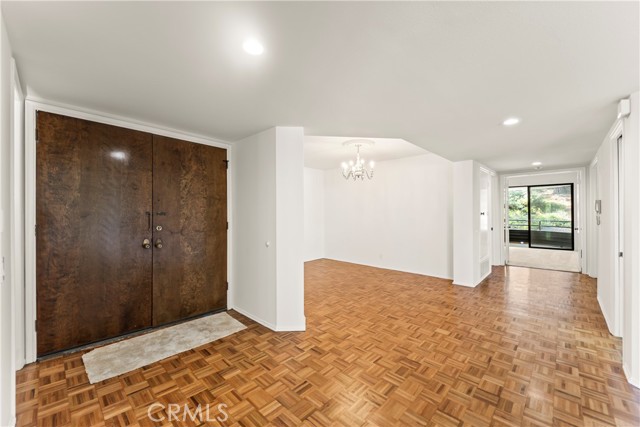 Detail Gallery Image 7 of 40 For 4720 Park Encino Ln #220,  Encino,  CA 91436 - 2 Beds | 2/1 Baths