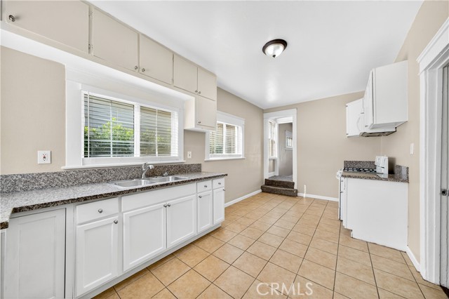 Detail Gallery Image 14 of 36 For 2256 W 28th St, Los Angeles,  CA 90018 - 4 Beds | 2 Baths