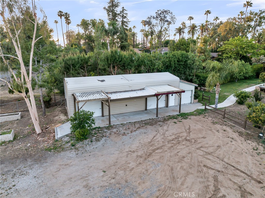 https://media.crmls.org/medias/5c68bf82-aae4-4b7d-9c03-a7e233442804.jpg?preset=X-Large