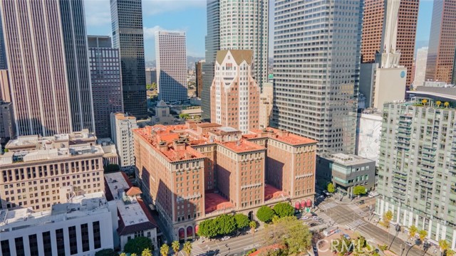 515 S Olive Street, Los Angeles CA: https://media.crmls.org/medias/5c6a0749-d485-4eb7-b820-148fba9a8130.jpg