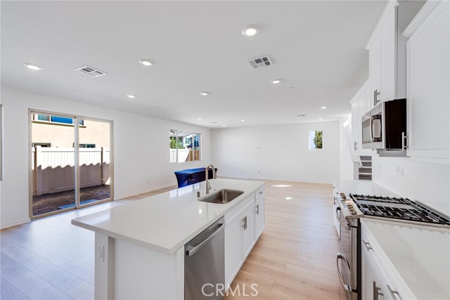 Detail Gallery Image 3 of 8 For 2288 Panama Dr, Corona,  CA 92883 - 5 Beds | 3/1 Baths