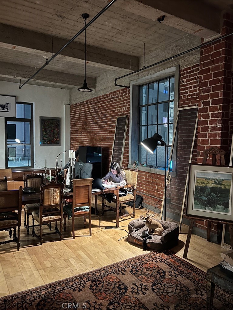 https://media.crmls.org/medias/5c6daf7b-9602-49c4-93b0-a34b43620385.jpg?preset=X-Large