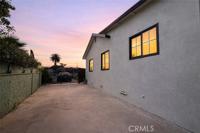 Detail Gallery Image 6 of 42 For 1327 W 97th Street, Los Angeles,  CA 90044 - 3 Beds | 2 Baths