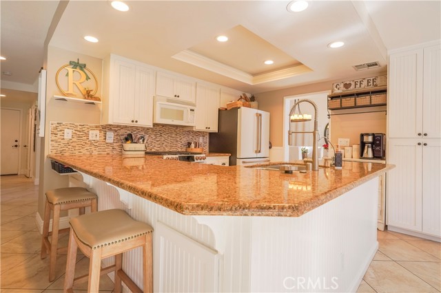 Detail Gallery Image 9 of 32 For 12206 San Ysidro St., Victorville,  CA 92392 - 4 Beds | 3 Baths