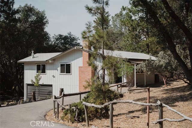 51259 Bon Veu Drive, Oakhurst CA: https://media.crmls.org/medias/5c742b70-a4c3-438a-a3d6-3698bc53aff2.jpg