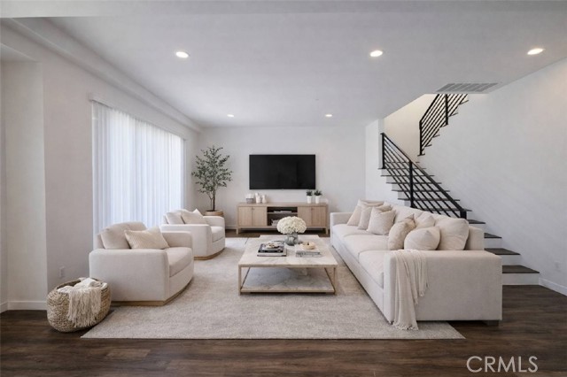 Detail Gallery Image 4 of 19 For 7105 N Dylan Ct, Reseda,  CA 91335 - 4 Beds | 3 Baths