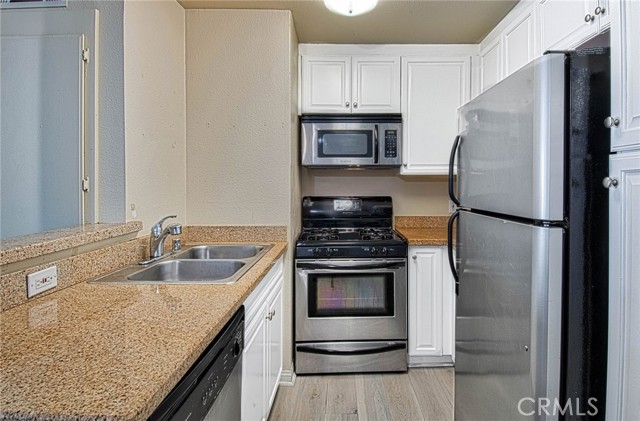 5500 Owensmouth Avenue, 212 photo 2