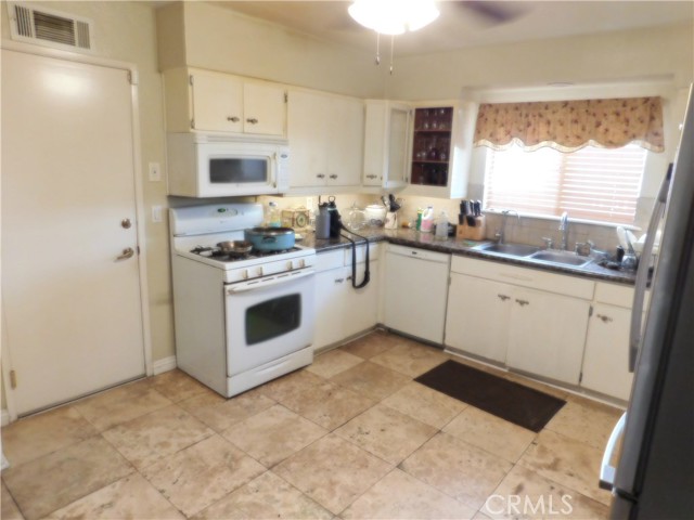 Detail Gallery Image 11 of 37 For 1221 W Westmont Ave, Hemet,  CA 92543 - 2 Beds | 2 Baths