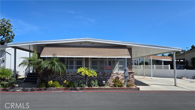 Detail Gallery Image 2 of 15 For 16462 Poipu Ln, Huntington Beach,  CA 92649 - 2 Beds | 2 Baths