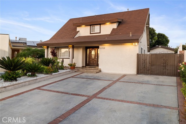 Detail Gallery Image 2 of 52 For 12759 Elkwood St, North Hollywood,  CA 91605 - 4 Beds | 3 Baths