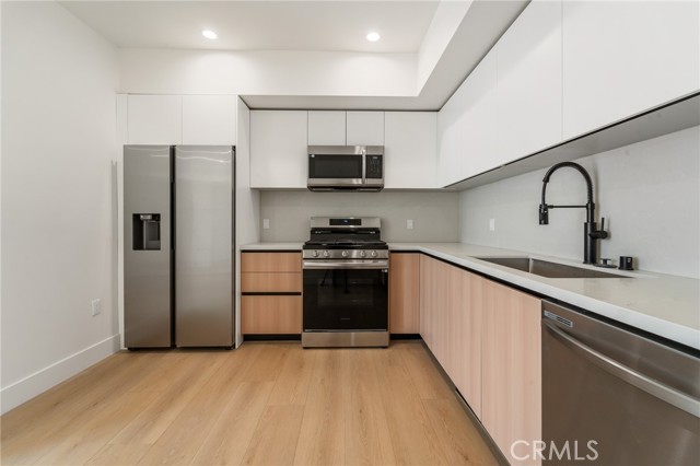 Detail Gallery Image 5 of 14 For 7510 Sepulveda Bld #101,  Van Nuys,  CA 91405 - 2 Beds | 2 Baths