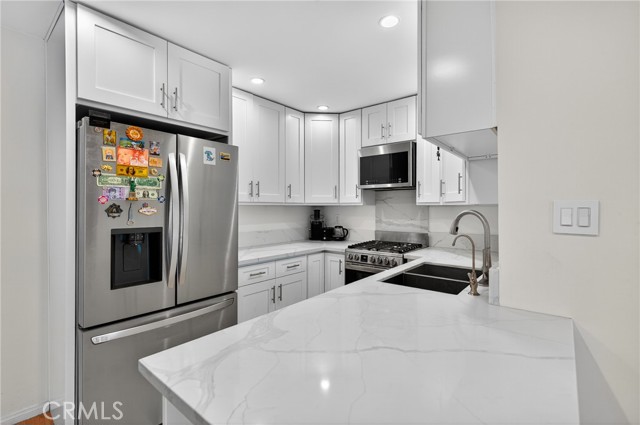 Detail Gallery Image 7 of 23 For 7826 Laurel Canyon Bld #17,  North Hollywood,  CA 91605 - 2 Beds | 1/1 Baths