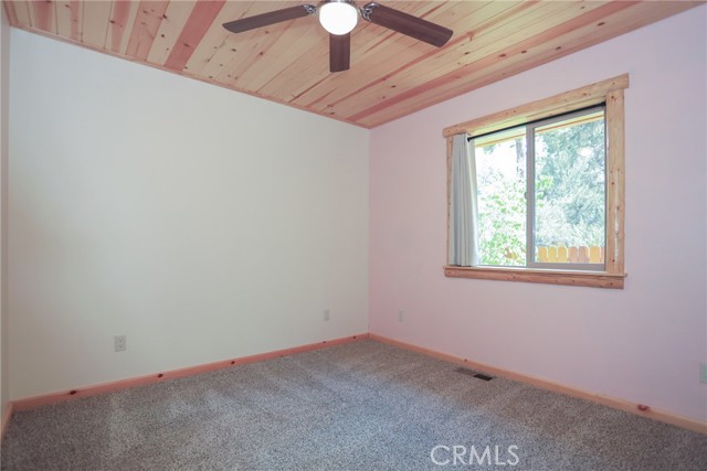 365 Santa Barbara Avenue, Sugarloaf CA: https://media.crmls.org/medias/5c81f3bc-e9d2-4e88-9af6-03abbc0be16d.jpg