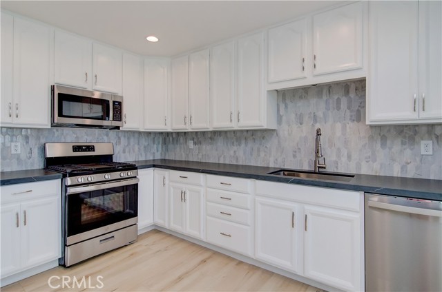 Detail Gallery Image 4 of 20 For 9811 Fair Tide Cir, Huntington Beach,  CA 92646 - 4 Beds | 2 Baths