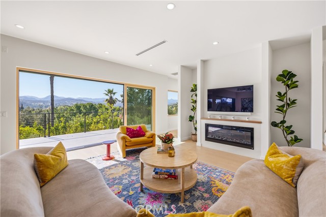 976 Ranch House, Westlake Village CA: https://media.crmls.org/medias/5c830cf1-146d-47f2-8af9-d6c4d7660bd9.jpg