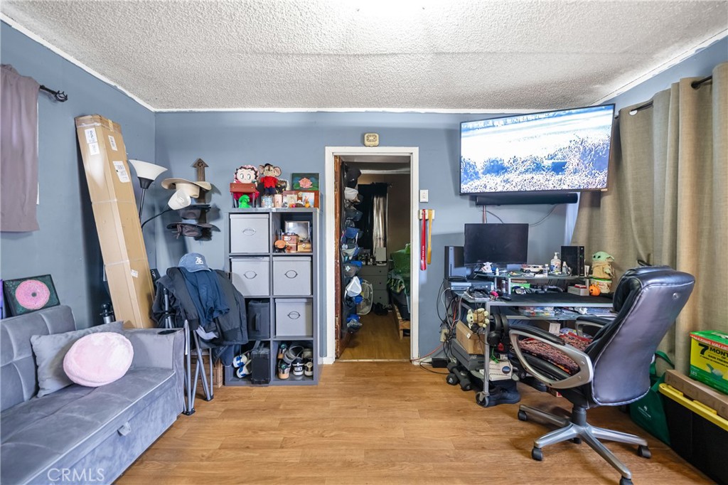 https://media.crmls.org/medias/5c85c115-db0b-4b2c-84ff-4f5698903c4e.jpg?preset=X-Large