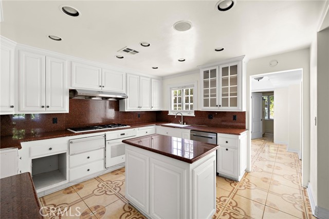 1181 Old Mill Rd, San Marino CA: https://media.crmls.org/medias/5c8a3e4a-5c1b-4f7b-8d93-daf89e5c2d5a.jpg