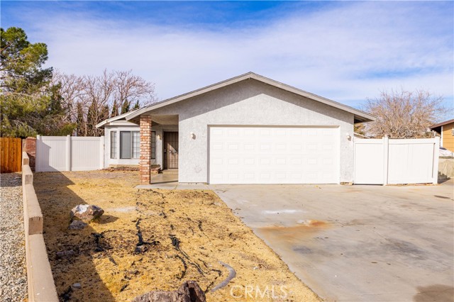 Detail Gallery Image 1 of 32 For 45051 Logue Ct, Lancaster,  CA 93535 - 3 Beds | 2 Baths