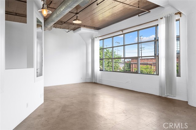 530 Molino Street, Los Angeles CA: https://media.crmls.org/medias/5c8d6284-4d8c-426d-b2c1-ce32498fb264.jpg