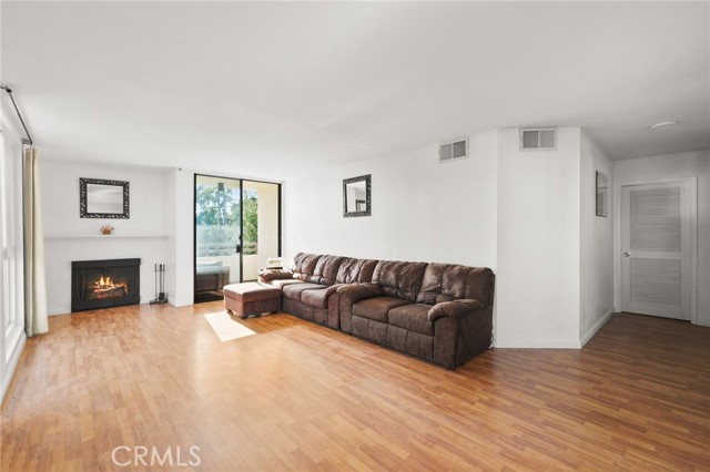 911 N Kings Road, West Hollywood CA: https://media.crmls.org/medias/5c8e1b87-7e60-45f2-9029-189d7ebd2cd7.jpg