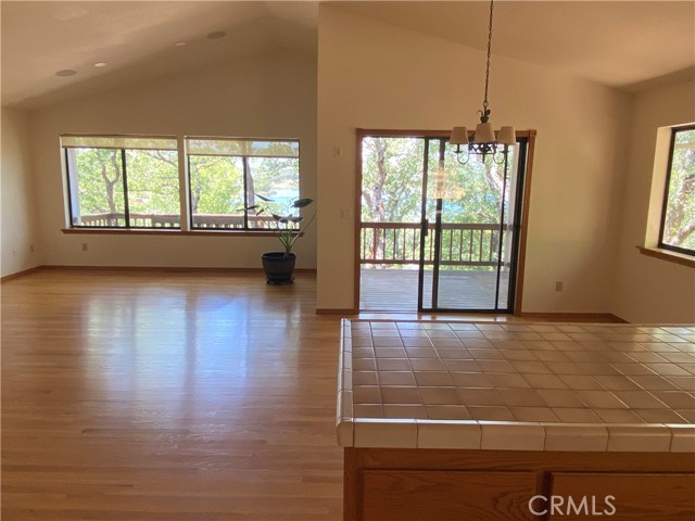 19232 N Shore Court, Hidden Valley Lake CA: https://media.crmls.org/medias/5c9057f2-35bc-4884-9ad5-97e04344408b.jpg