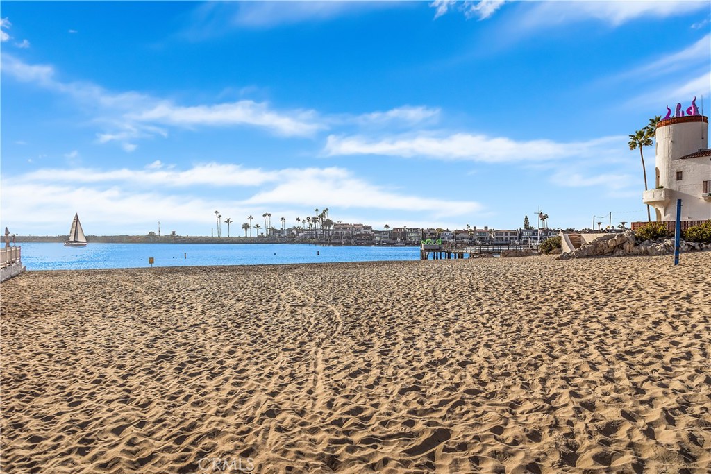 https://media.crmls.org/medias/5c91a1b6-d306-4b6a-9fb1-f7816220035d.jpg?preset=X-Large
