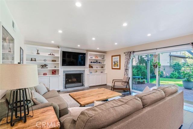 Detail Gallery Image 12 of 30 For 6321 Balcom Ave, Encino,  CA 91316 - 4 Beds | 2/1 Baths