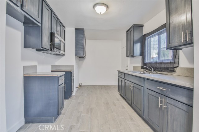9218 Hooper Avenue, Los Angeles CA: https://media.crmls.org/medias/5c938939-4c79-4b80-9936-3341a8a21fa9.jpg