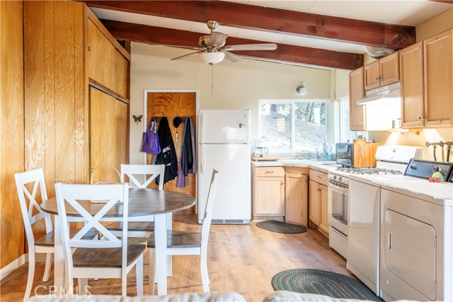 797 Chateau Drive, Crestline CA: https://media.crmls.org/medias/5c94337a-161b-41a5-9ced-41790c7a01a9.jpg