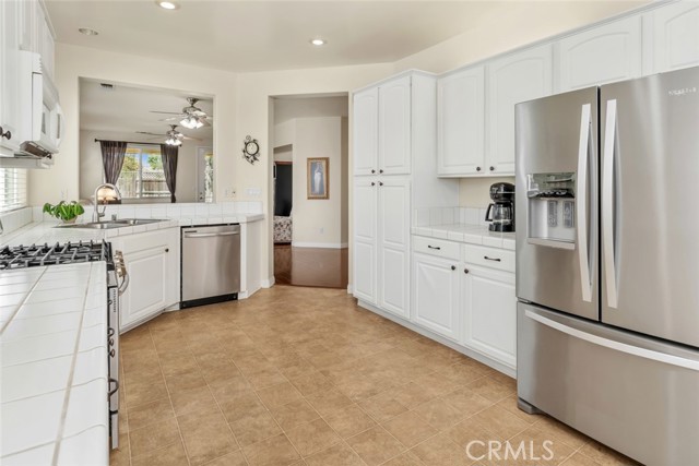 Detail Gallery Image 13 of 44 For 331 Hollyhill Dr, Bakersfield,  CA 93312 - 3 Beds | 2 Baths